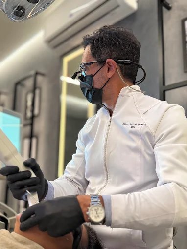Dr. Marcelo Cunha durante atendimento odontológico