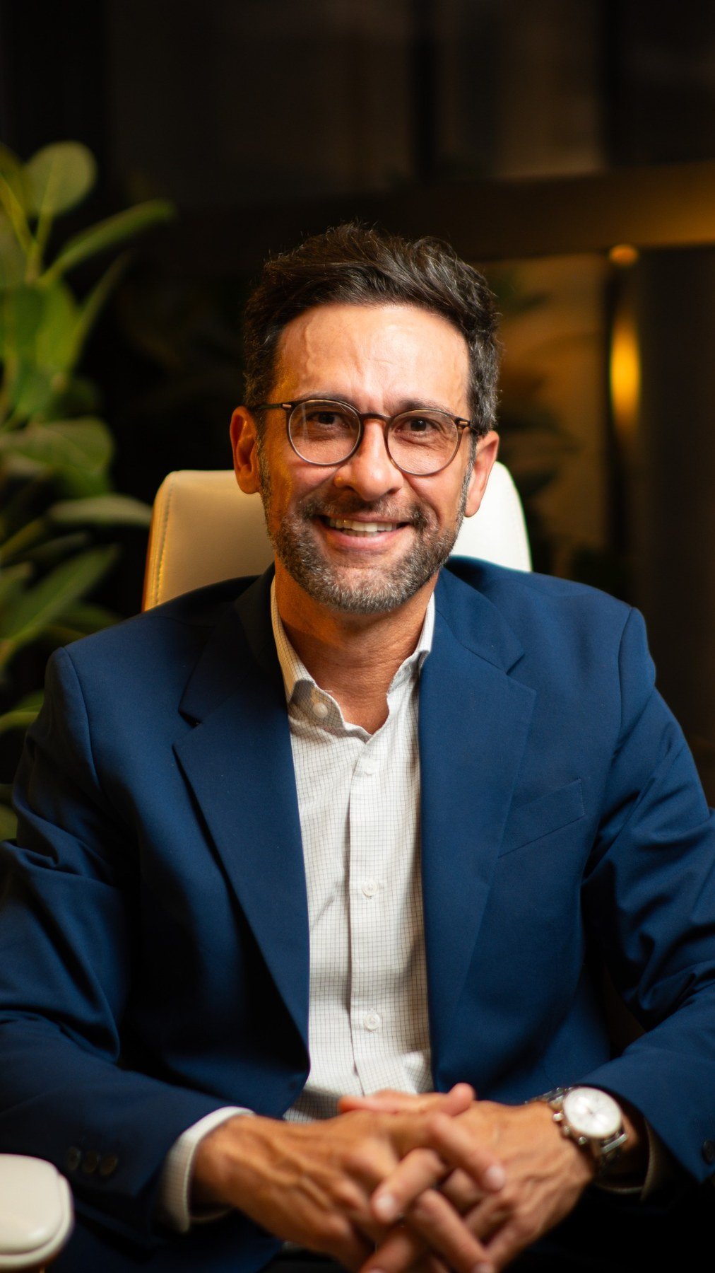 Dr. Marcelo Cunha em seu consultório odontológico
